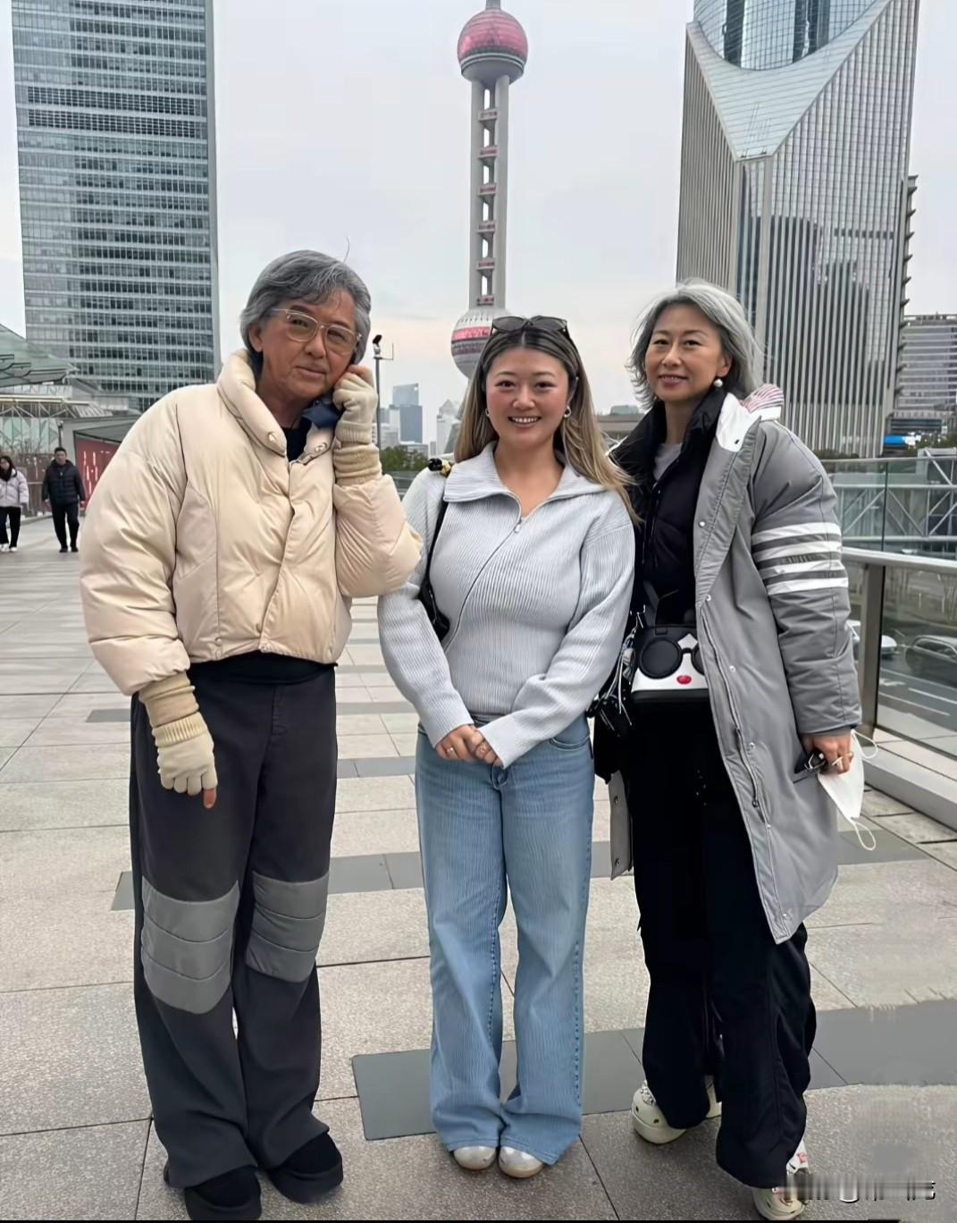 近日，网友在上海外滩偶遇林子祥和叶倩文夫妇。
两人满头银发，在人群中相当引人注目