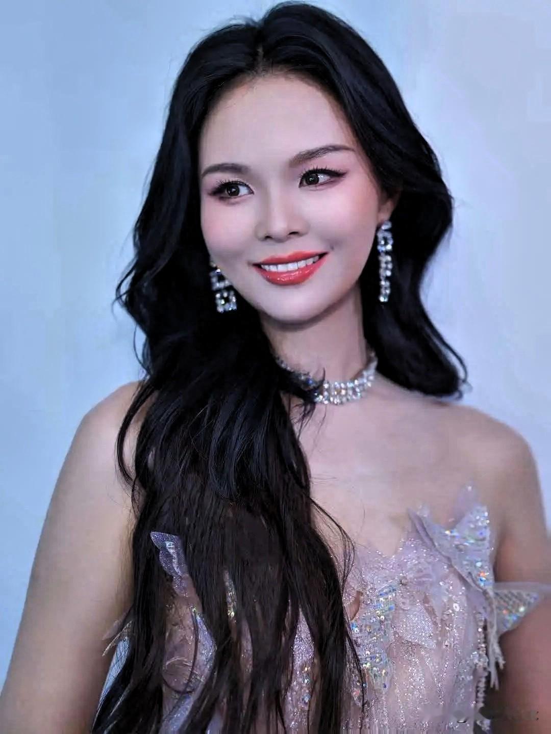 我问我妈，龚爽5年前就得癌症了，为什么还一直工作？
我妈叹了口气说，就算她停下来