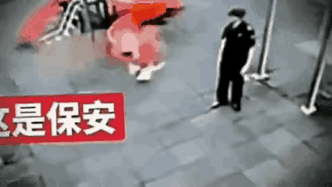惊险的一幕！大狗追着孩子穷追不舍，情况十分危急。
孩子急忙向保安求助，保安置之不
