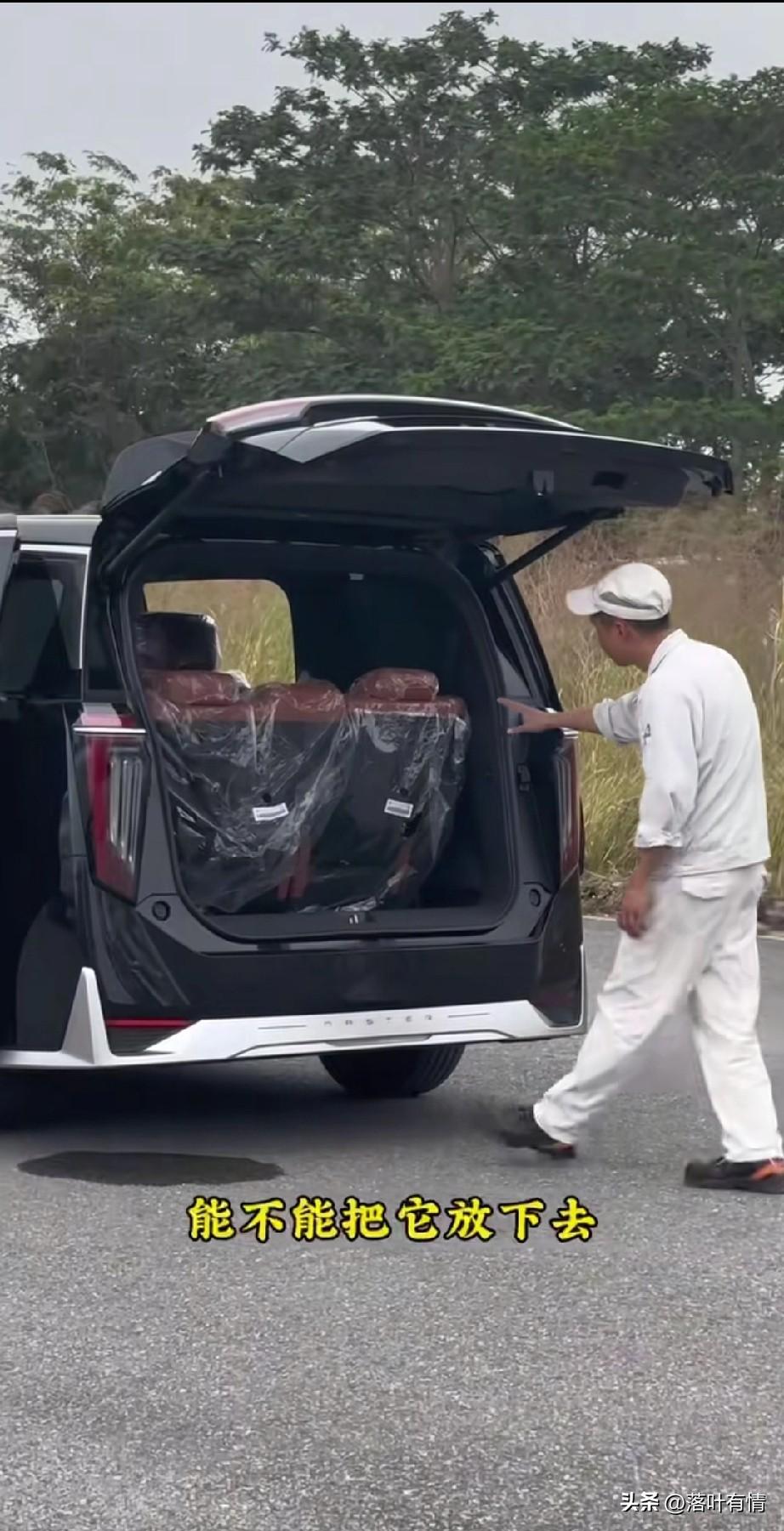 有人买了广汽2026款M8HEV，
但是不知道后座如何折叠起来，
现在小伙子就给