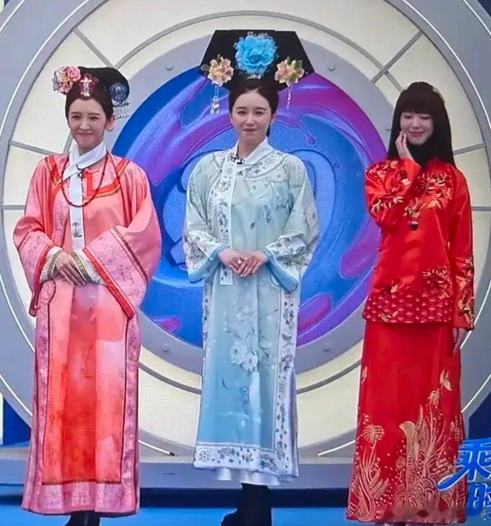 阚清子和唐艺昕都憋不住了，是牙疼吗 