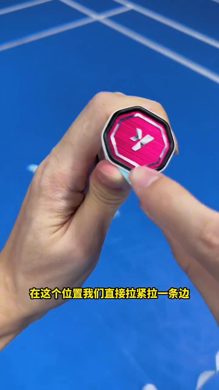 ·先把它的手胶打开，然后要把塑封膜给撕掉。有很多朋友这一点忘记了，但一定要撕开塑