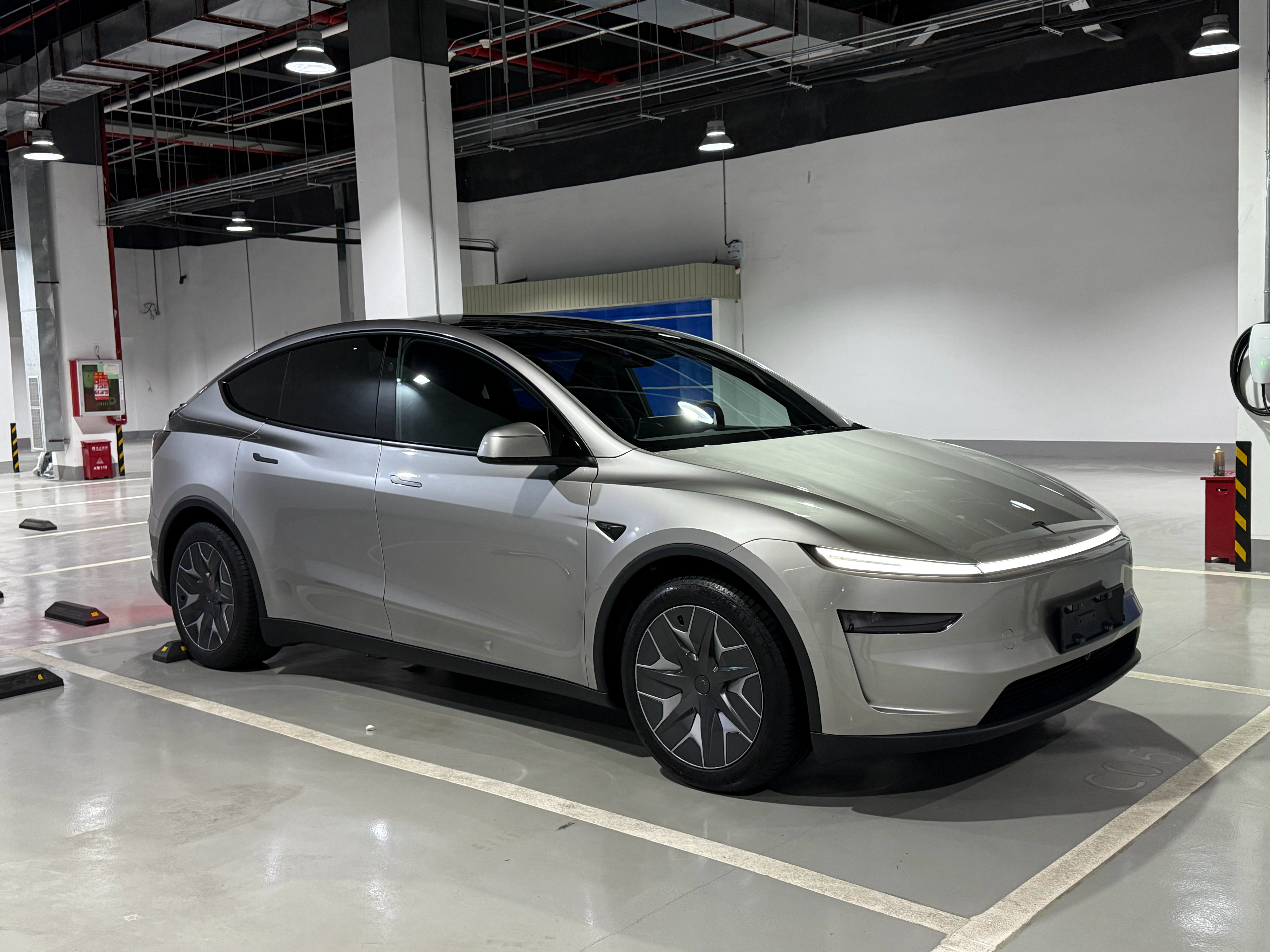 特斯拉ModelYL内饰图曝光嘿嘿，昨天去看了一下特斯拉Model YL，外观的