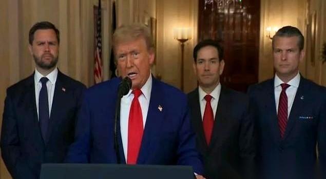 我跟你说，有些事儿魔幻到你都觉得是在看电影。
一个大国总统，在他家金碧辉煌的庄园