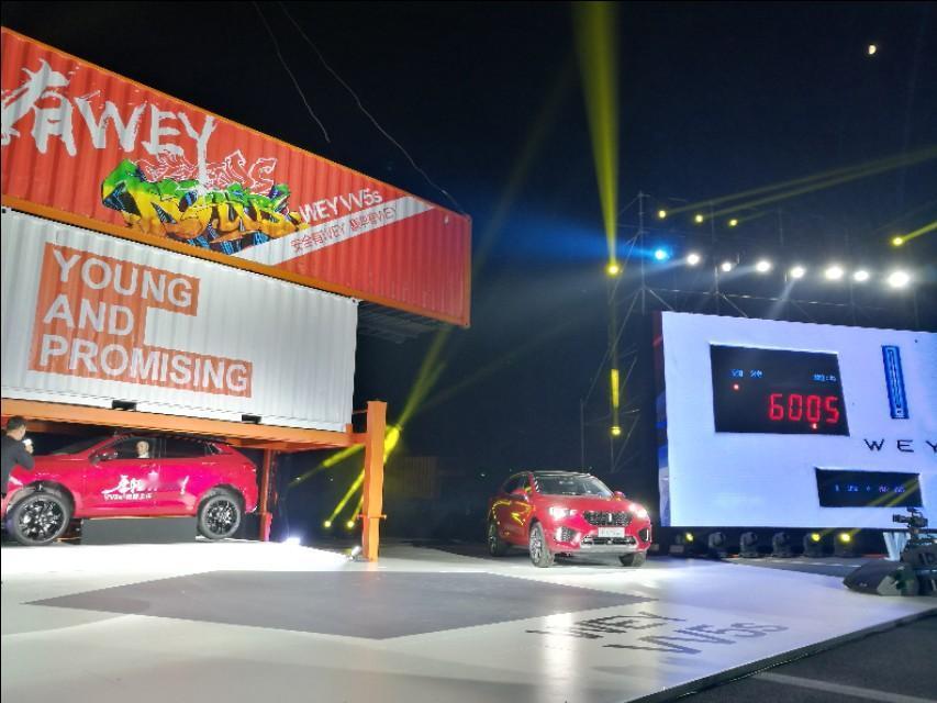 WEY 的第二款车型VV5S上市了。长城更加强调安全，让6吨重的集装箱压到车顶，
