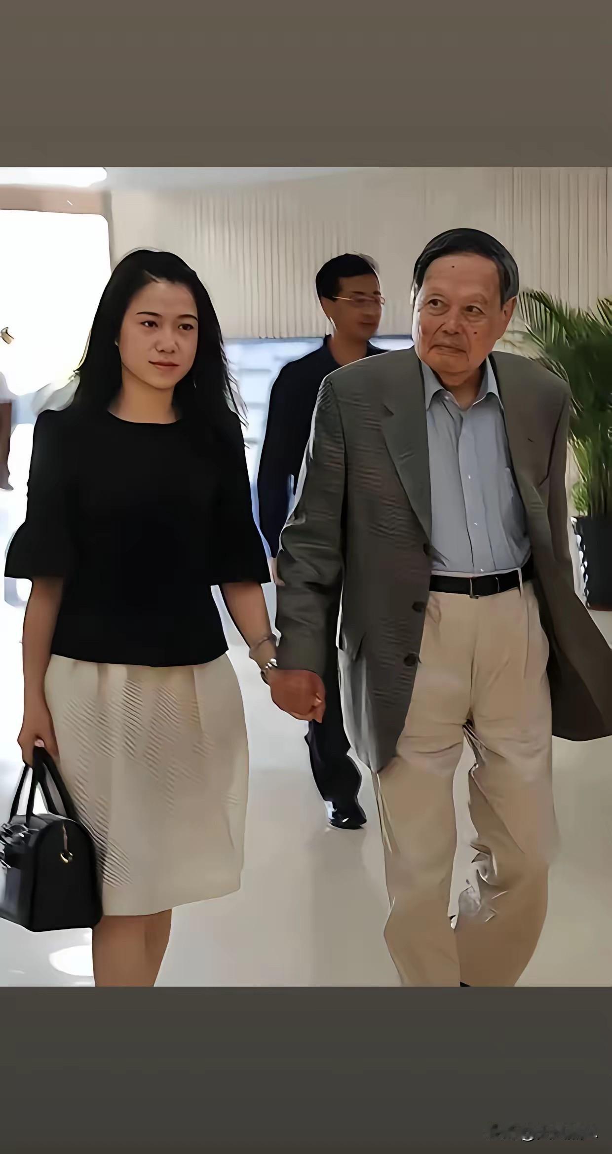 想来是肩负着任务与责任，杨老是位科学家，翁乐意照料他，这实则是在间接地为科学事业