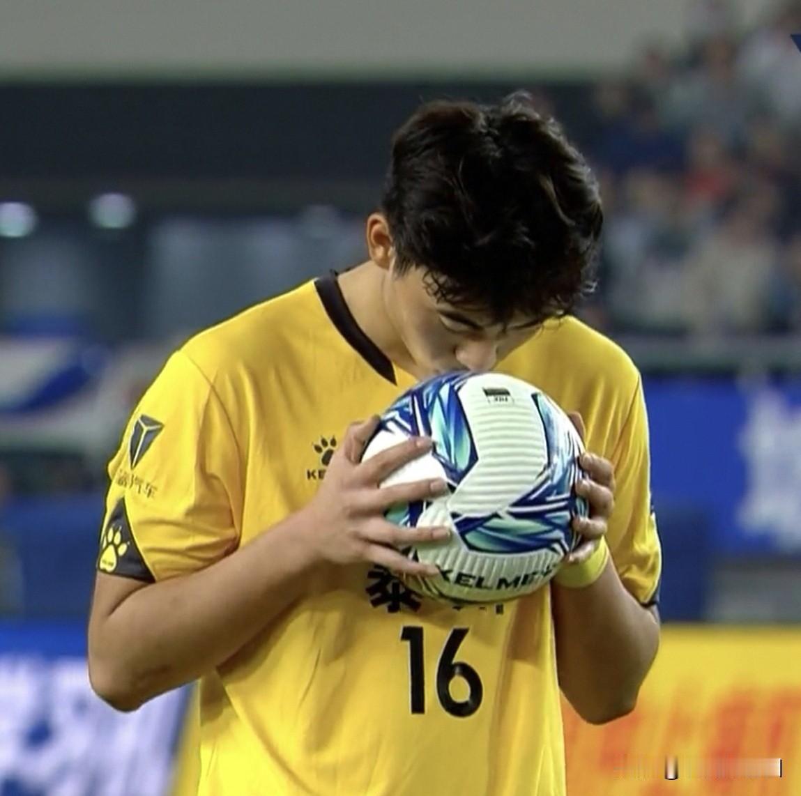 一黑到底，创造奇迹！
泰州点球大战4:3南通，
夺首届苏超冠军！

今晚的苏超决