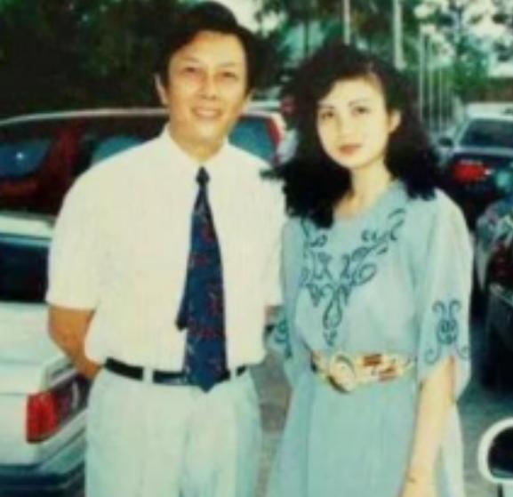 1990年除夕夜，唐国强的妻子洗完澡化完妆，穿上一身新衣，用一根绳子结束了自己的