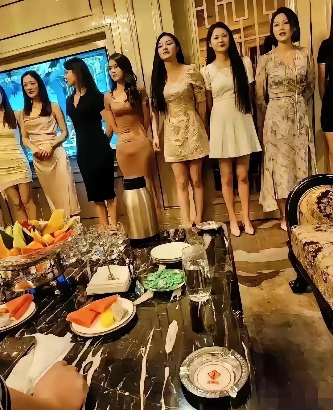商务KTV一定要选穿得最多的，要毫不犹豫的选最右边的

老玩家都懂：别被“辣妹装