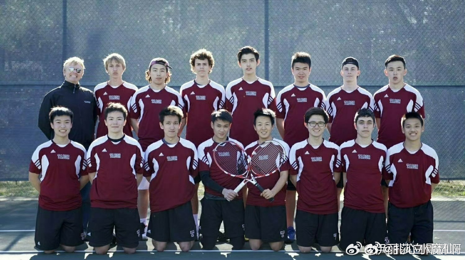 果然一群人中，阿瑟最亮眼，一眼看到他陈飞宇高中毕业照