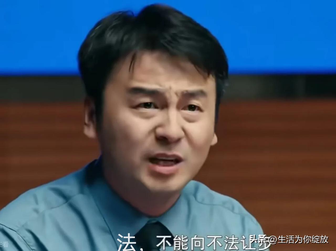 丈夫像狗一样被拴在树旁，屋内传出妻子被男人凌辱的哭叫声。事后，男人对丈夫说：以后