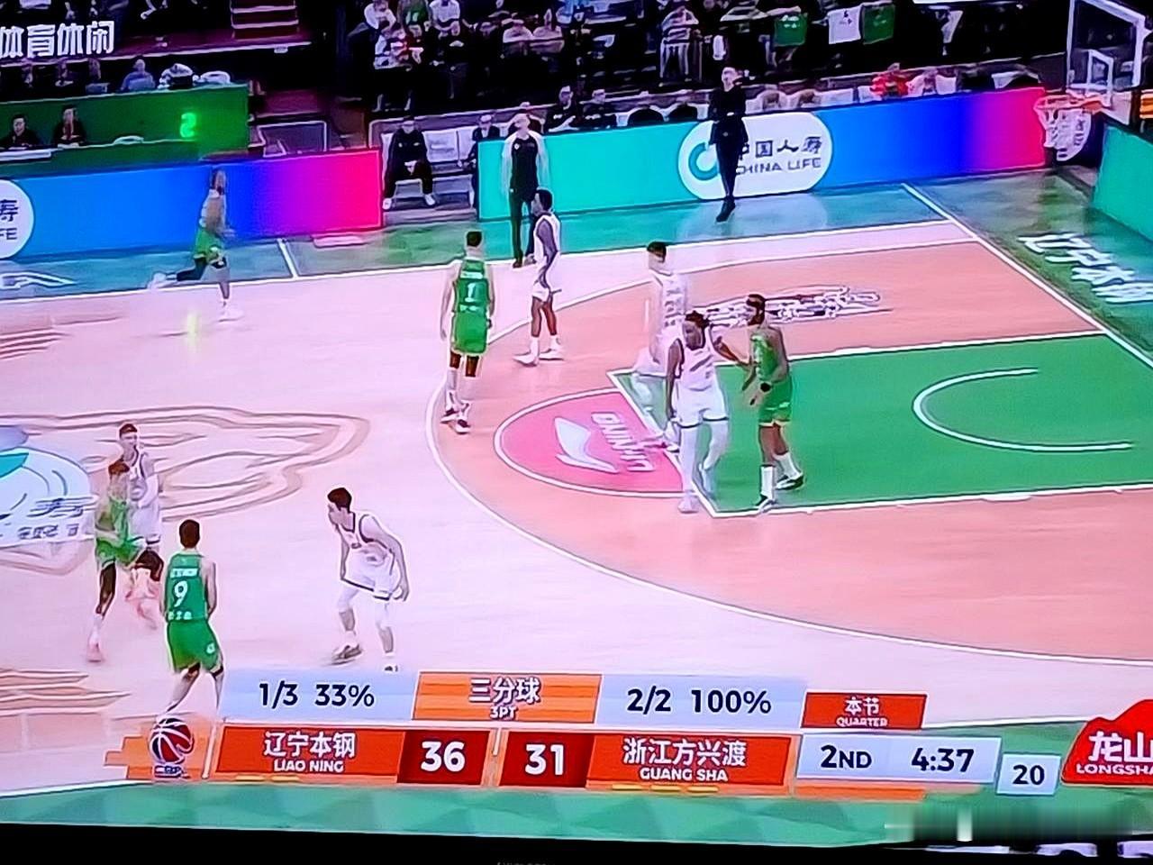 刚扫了一眼直播，直接把手里的茶杯放下了。
46比31，上半场还有两分多钟，辽宁这