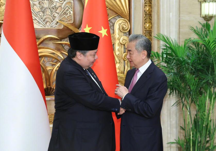 成了，中国和印尼谈成了。

7月18日，外交部长王毅在上海会见了来华出席世界人工