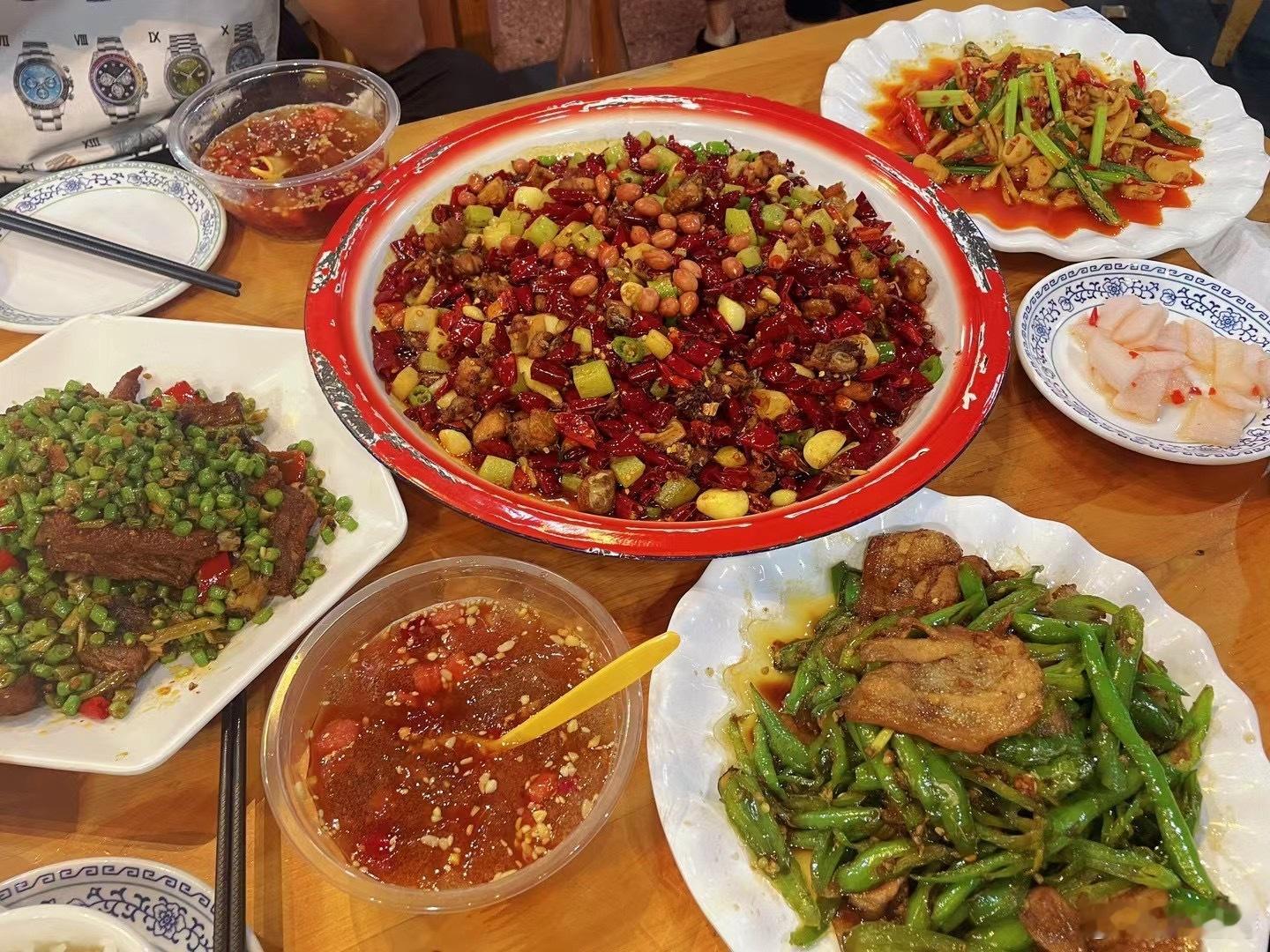 #胖的根本原因#好吃的太多管不住嘴，迈不开腿，减肥的决心持续不过24小时。  ​