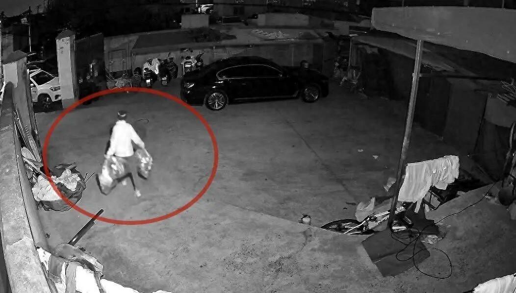 监控曝光！上海男子多次潜入前女友住处，偷走1000多双袜子……[嘘]

近日上海