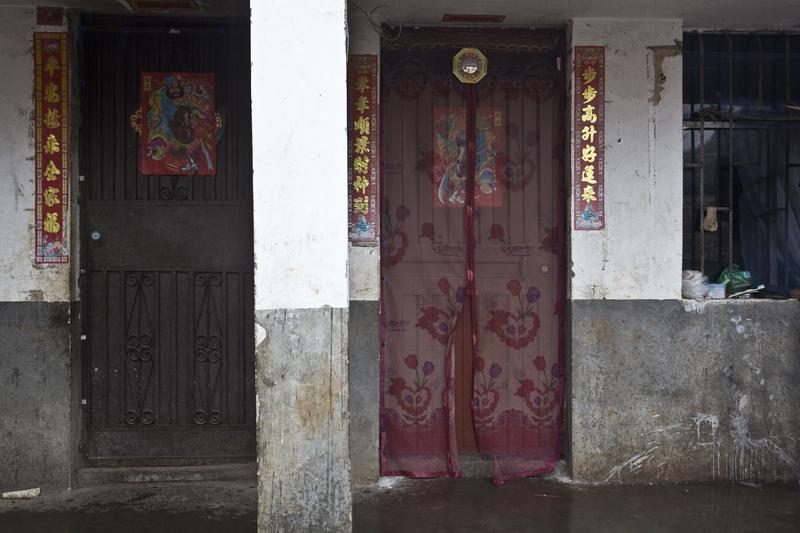 云南曲靖村民吴某讨要8年前2万元绝育保证金遇阻这事，真让人挺无语。2013年次女