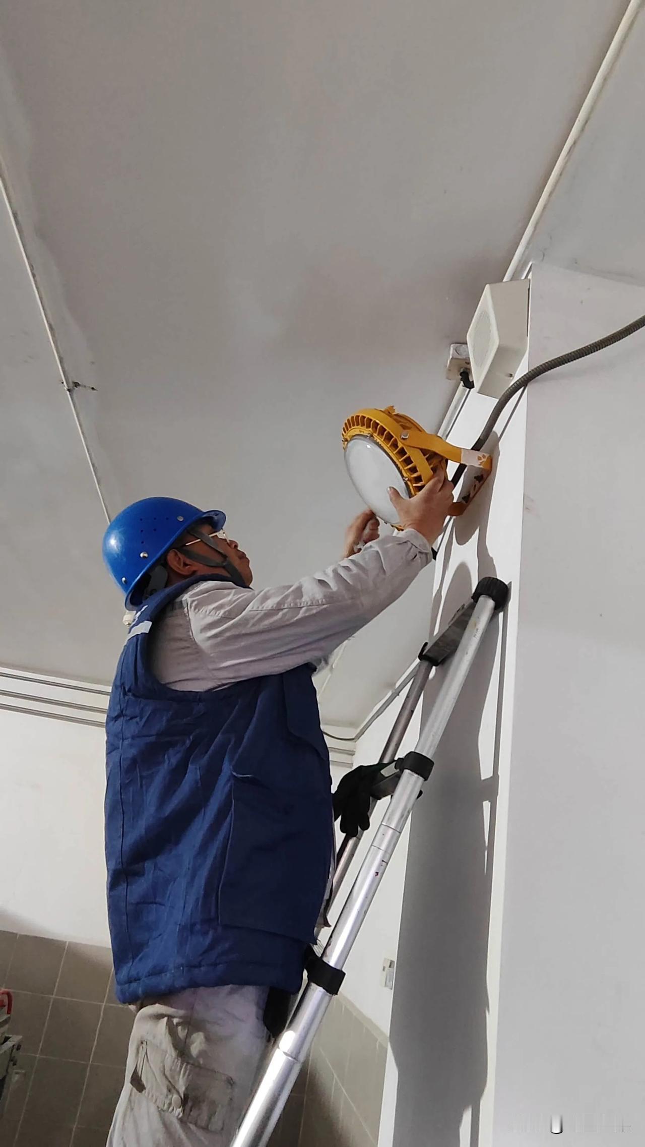 在电工圈，一些人除了配电室打扫卫生换换灯泡之外，其他的什么都不会了，这种人常常被