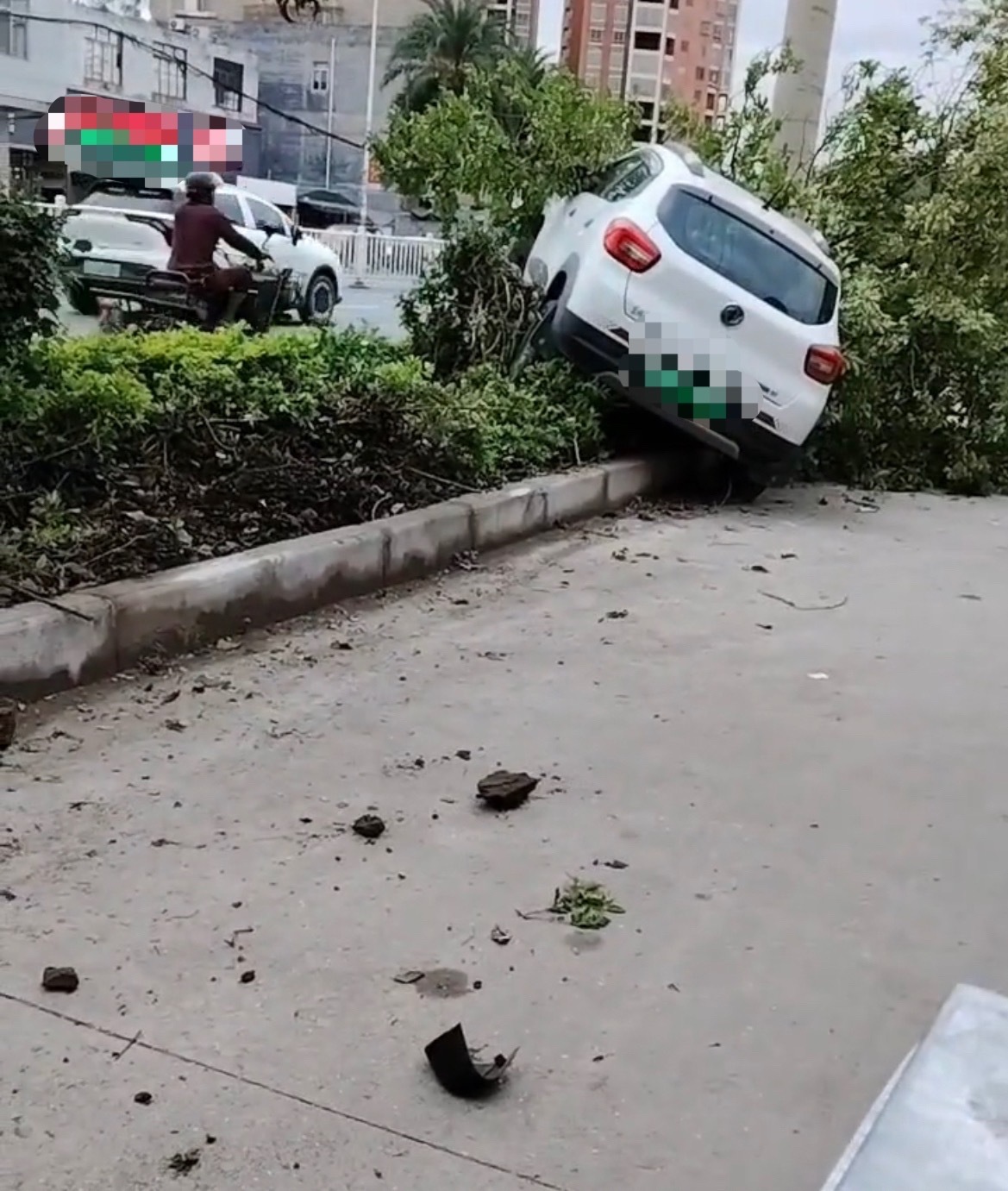 【玉林某汇超市对面新能源小车撞断绿化树】4月29日，玉林市某汇超市对面一辆绿牌新