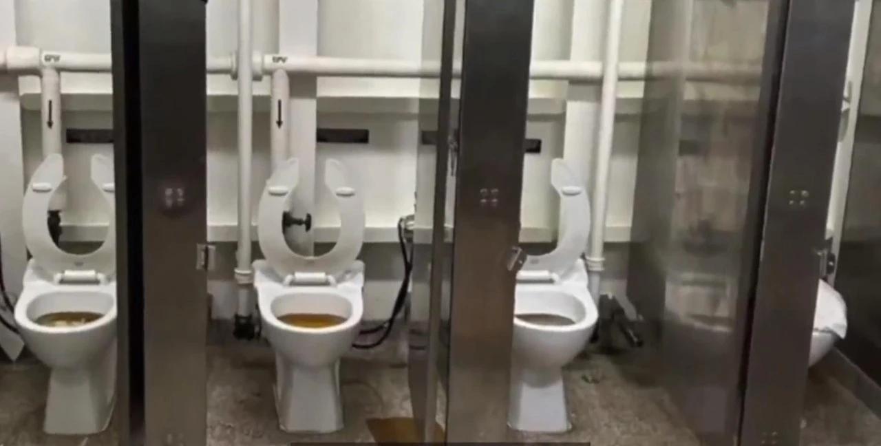 美军为了不打仗，把福特号航母厕所给弄堵了。
2月23日，福特号紧急停靠在了希腊的