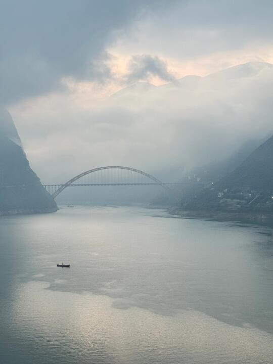 今天不上班，我在巫峡上醒来