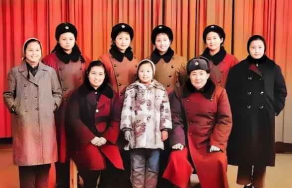 1973年贵阳军区家属院的梧桐树下，八个女人站成两排，你几乎分不清谁是母亲谁是女