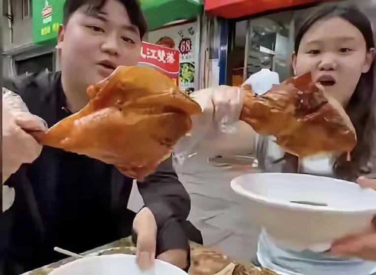 全网都在调侃：张家齐不是来学直播带货，是对全进华“降维打击”
最近张家齐和全进华