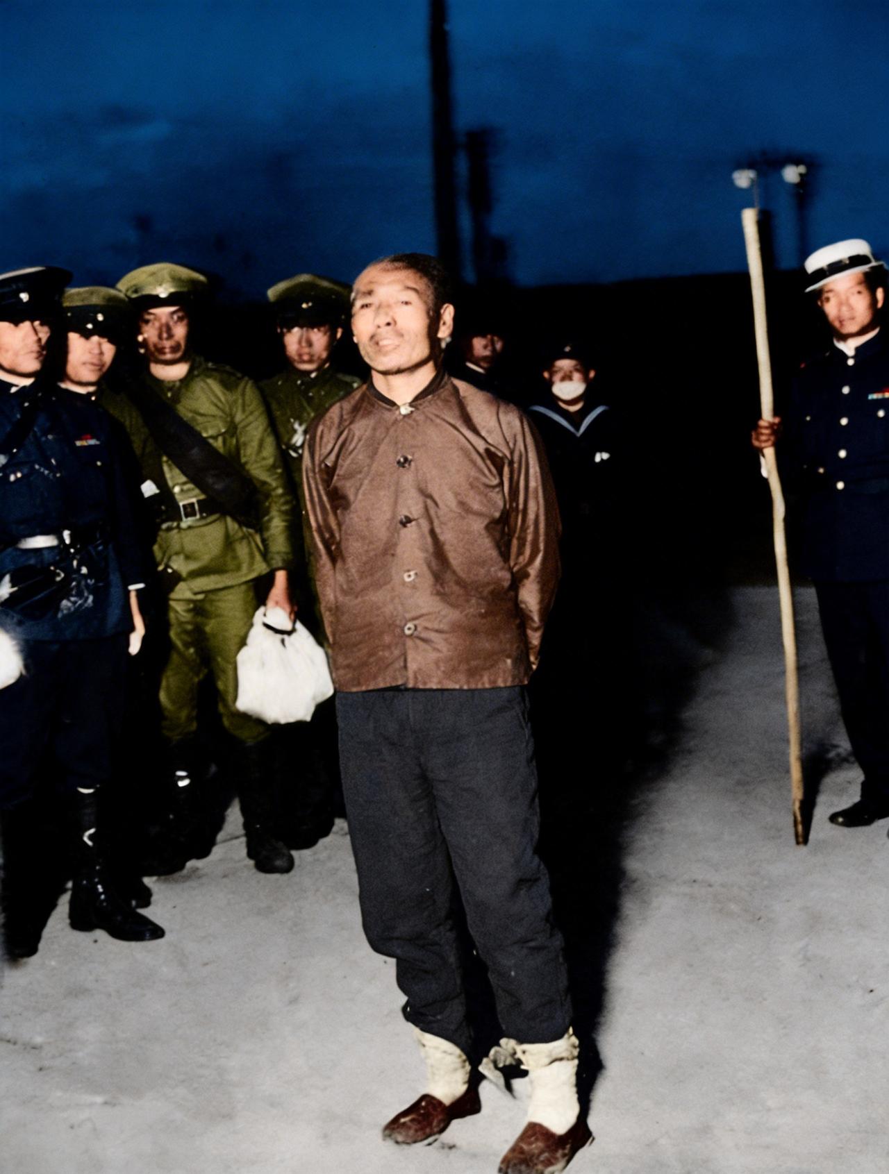 这名双手与双脚被紧紧地捆绑着昂首挺胸、慷慨就义的男子正是东北民众自卫义勇军第二十