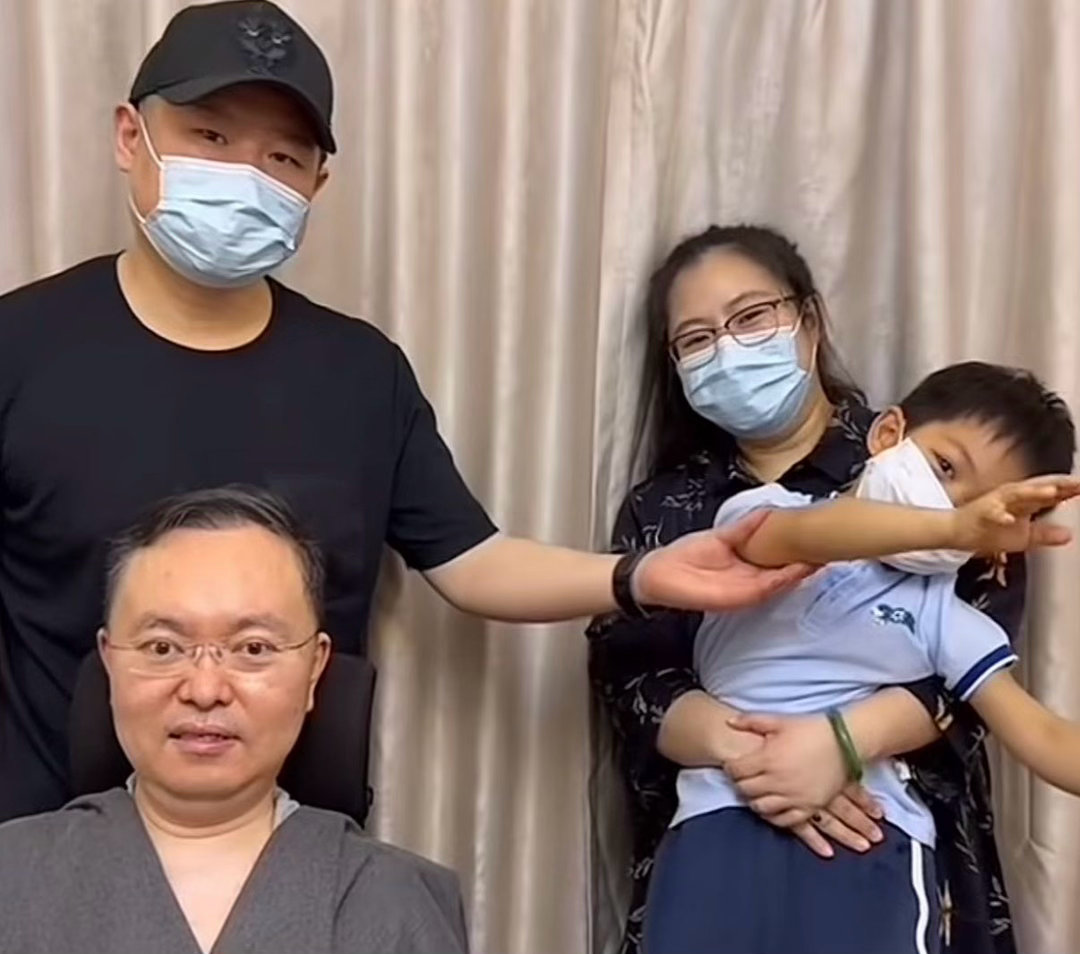 岳云鹏亲自看望渐冻症抗争者蔡磊岳云鹏听说蔡磊爱相声直接登门演 网友评价：“岳云鹏