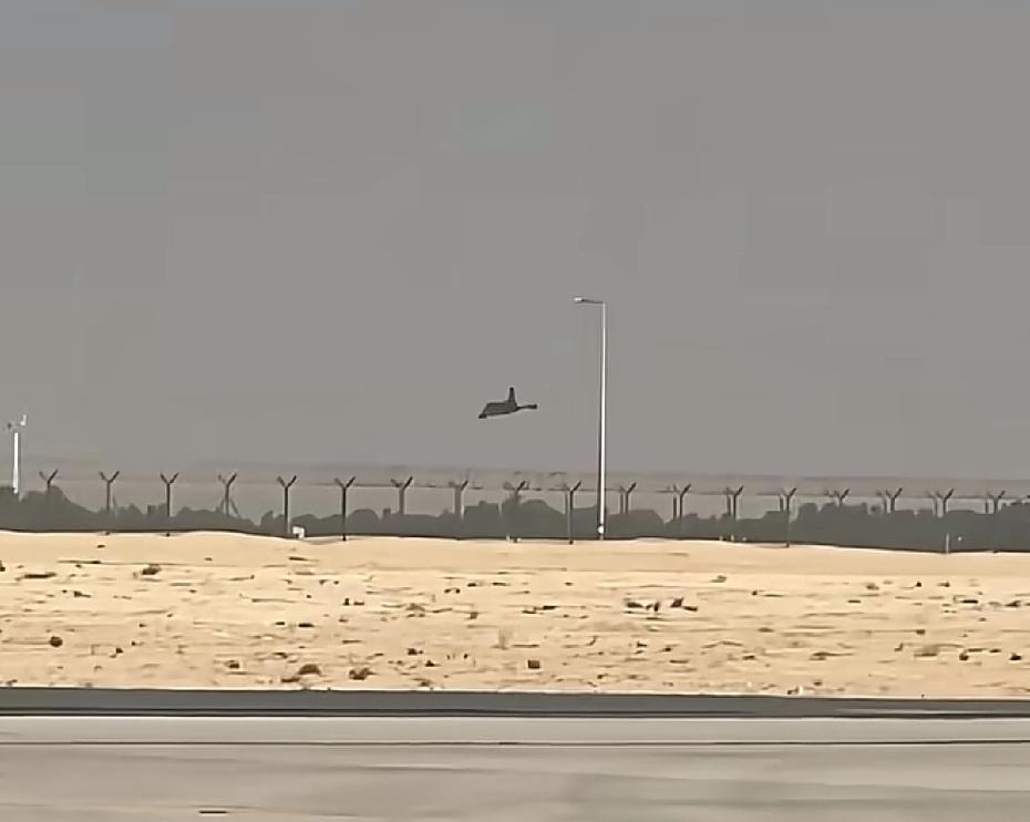 印度：睁大眼睛看好了，我要表演我的拿手绝活了。
迪拜：哦！光辉还有拿手绝活？
印