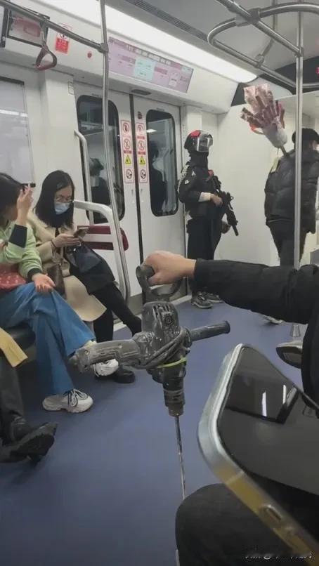 一张图就能证明这是一座有温度的城市，

地铁里电钻，糖葫芦。