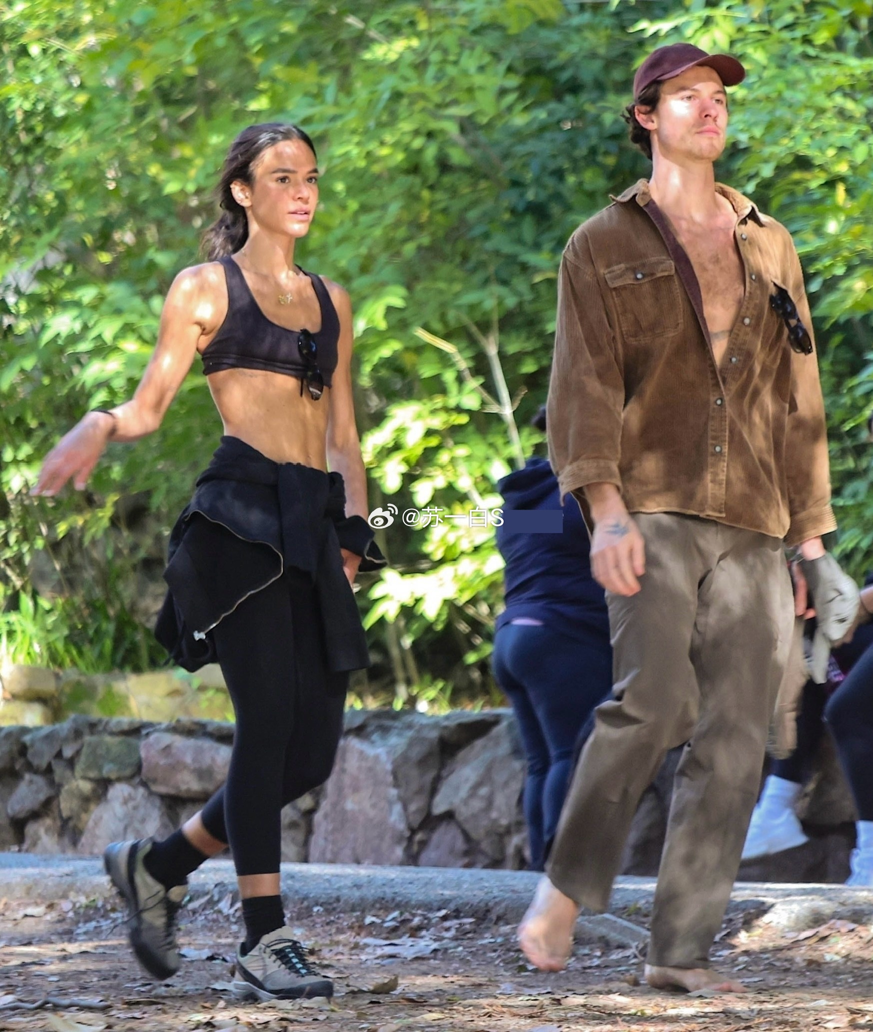 Shawn Mendes和新女友Bruna Marquezine👇不管是逛超市