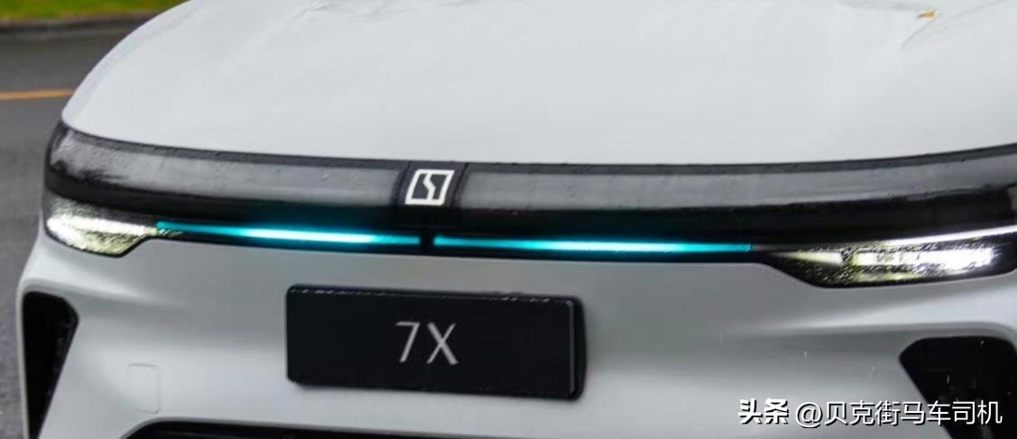 新款极氪7X，堆料狂魔继续堆料。
三电系统升级：
升级为900V高压架构10%-