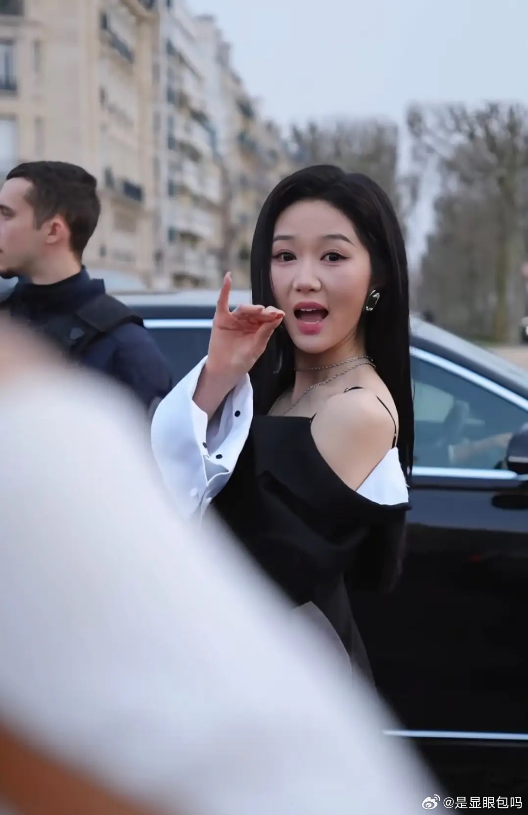 岳雨婷出席巴黎时装周纪梵希秀，穿吊带黑色裙，意外与章若楠同框！ 