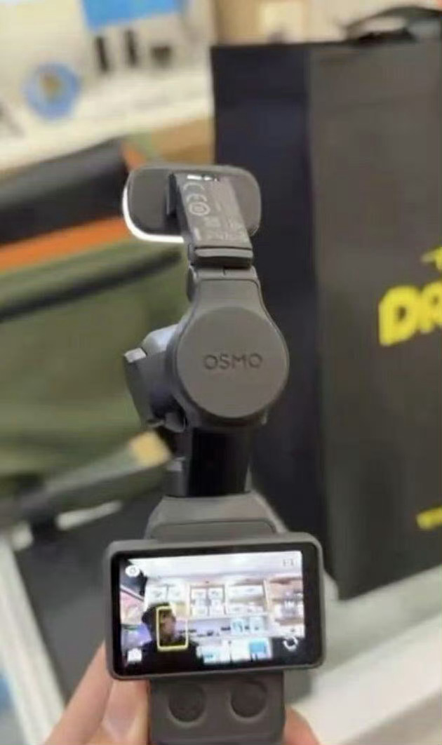 看样子是大疆给Pocket，设计了一些配件，小灯不错，夜晚拍Vlog会有很大作用