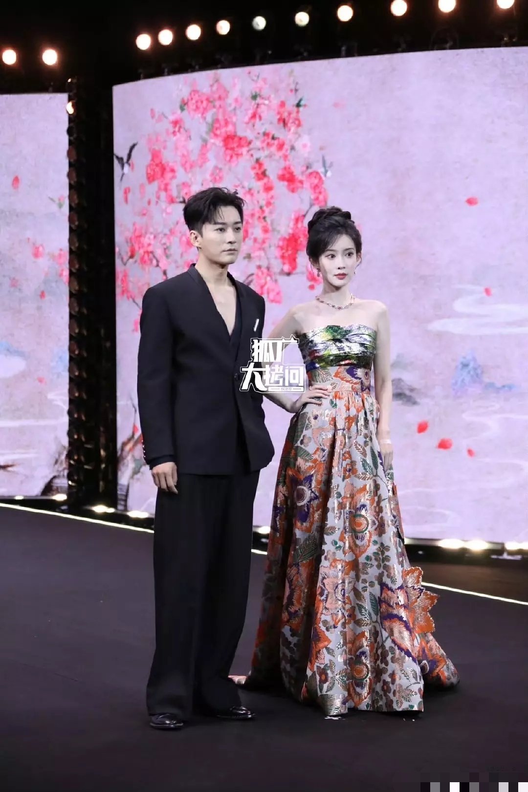 叔叔跟大侄女……这组合……老叔能别演古偶了吗，还有孟姐妆造咋感觉每次都好雷同 ​