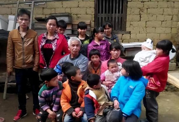 广西第一猛男！1994年，49岁的梁二把女工领回村里，紧接着俩人没命地生娃，才2