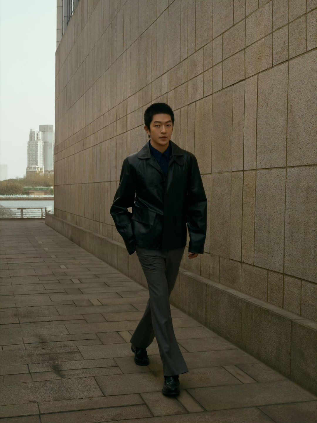 屈楚萧寸头届最严厉的父亲建议屈楚萧把寸头焊死在头上！利落棱角配凛冽气场，压迫感拉