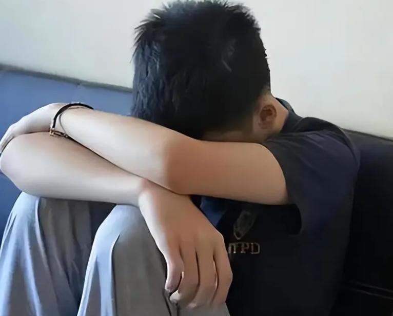 “让我睡一次，不然死在你家！

事件主角名叫王洪民，案发时年仅17岁。小小年纪早