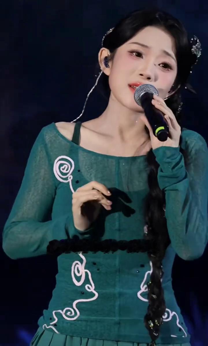 命中注定不能靠近，爱你的事当做秘密，怕惊扰你从此远离无穷尽。多想能够潜入海底，温