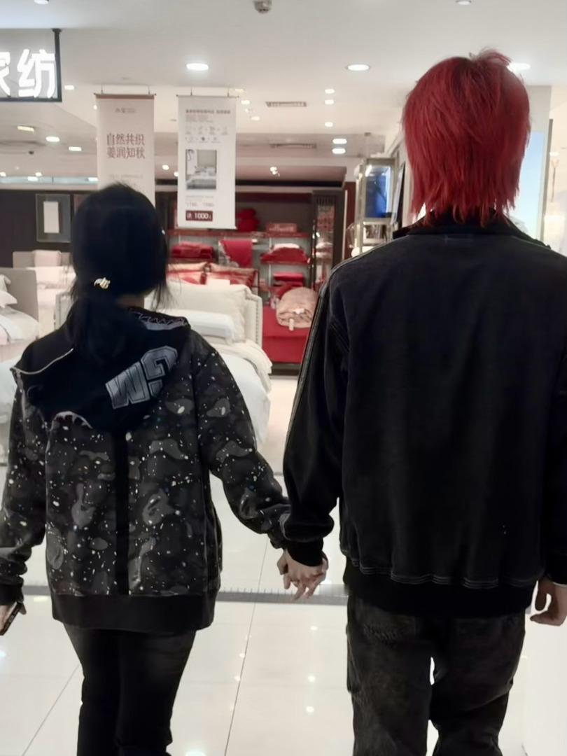 场景两个人一起散着步❤️ ​  ​​​