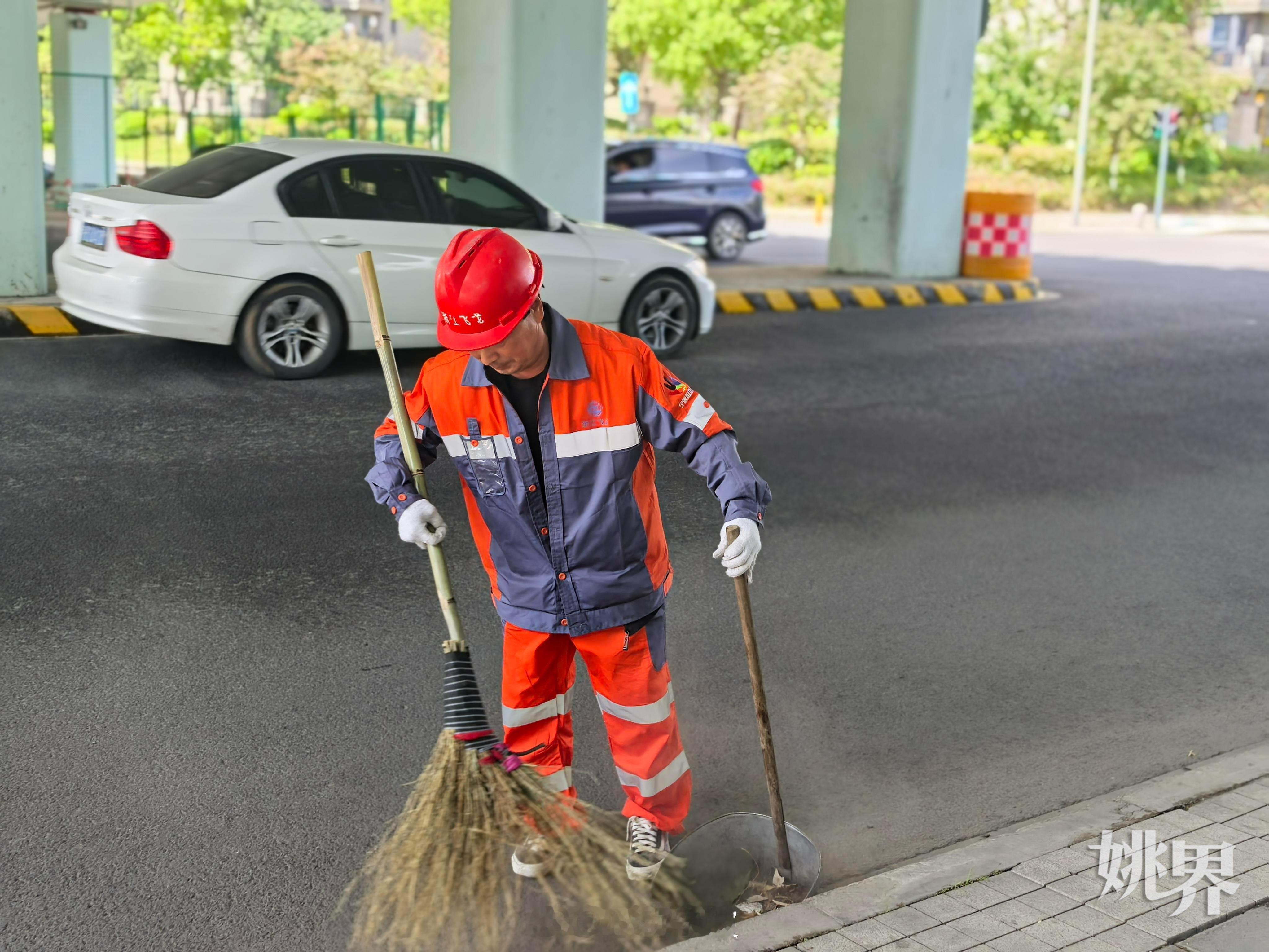 【今天，向城市美容师向青平们致敬 ！】5月1日凌晨4点半，环卫工人向青平开始一天