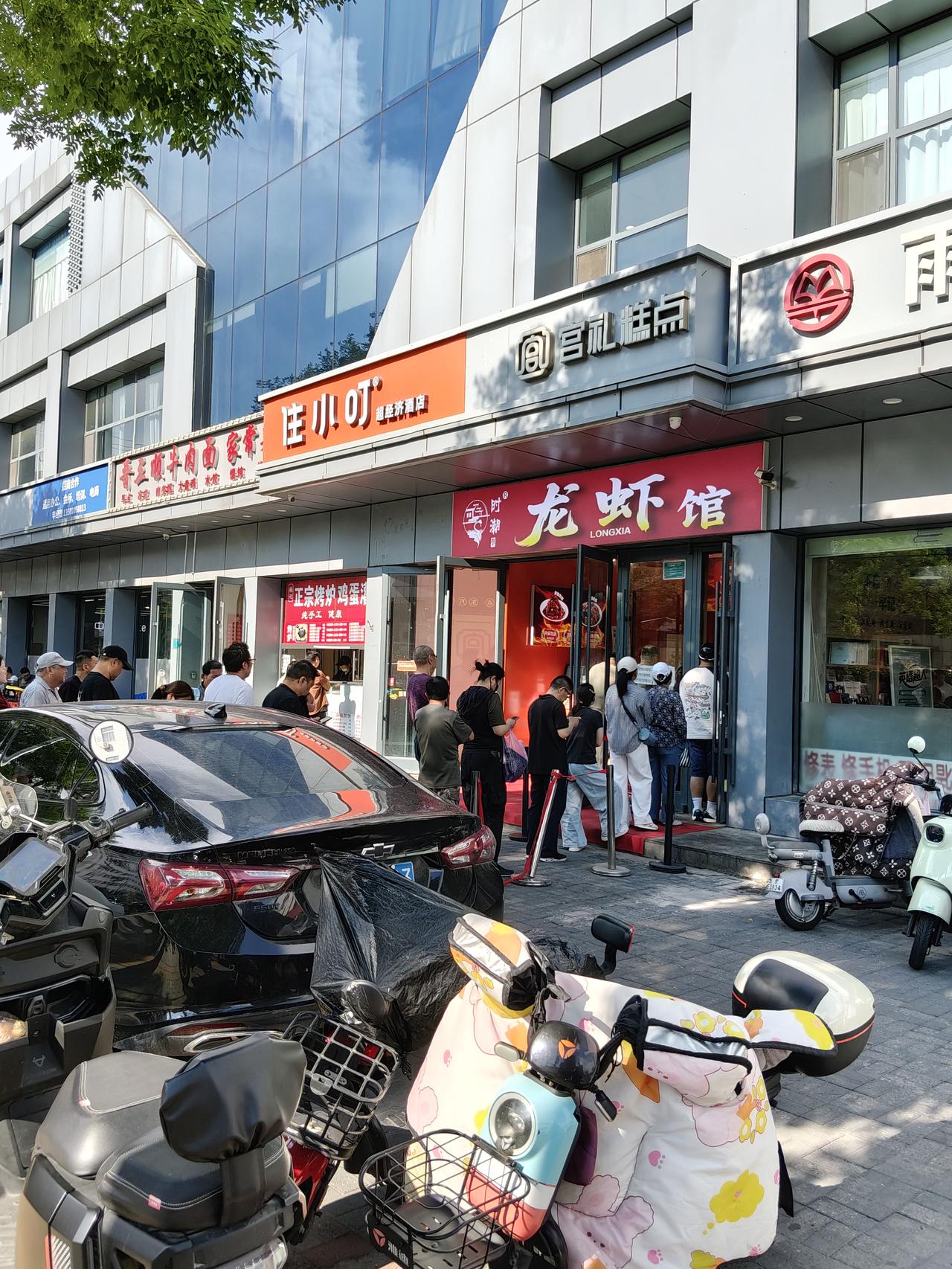 这家糕点店真会做生意，临时改成龙虾馆，这几天火的不要不要的。
我三天两头从这路过