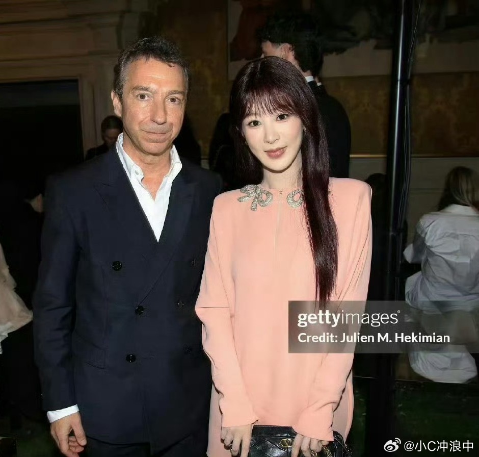 杨紫 华伦天奴大秀G社图！这发色 这服装 这颜值 这状态 如何？～～～杨紫不染发