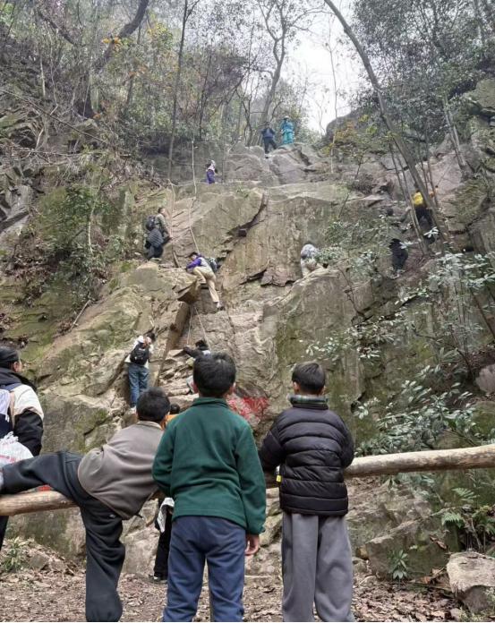 无视风险太疯狂！
最新消息，2月5日北京发布统计，多地野山频发亲子遇险事故，北京