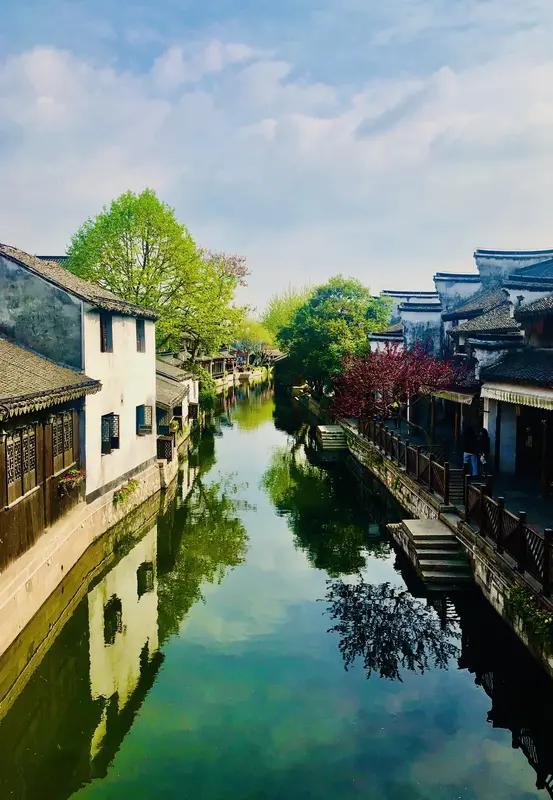 今年春天最想实现的心愿 今年春天，我最想实现的心愿就是去一趟江南古镇。想象着漫步