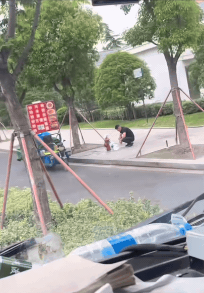见过摆摊拼手艺的，头回见拼“资源”的。别人出摊带水桶，这位大哥出摊找消防栓。主打