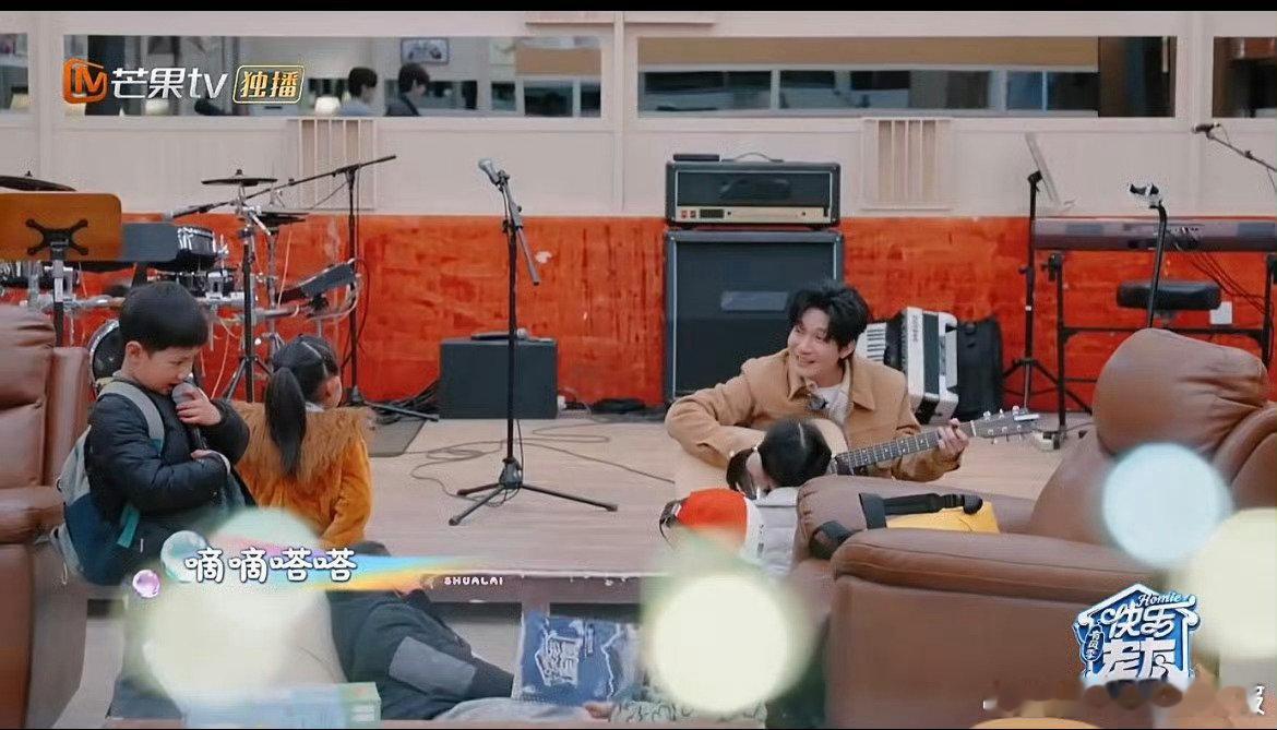 陈楚生画画合唱心都被净化了快乐老友记 救命！陈楚生和画画合唱《耍赖》也太好听了吧