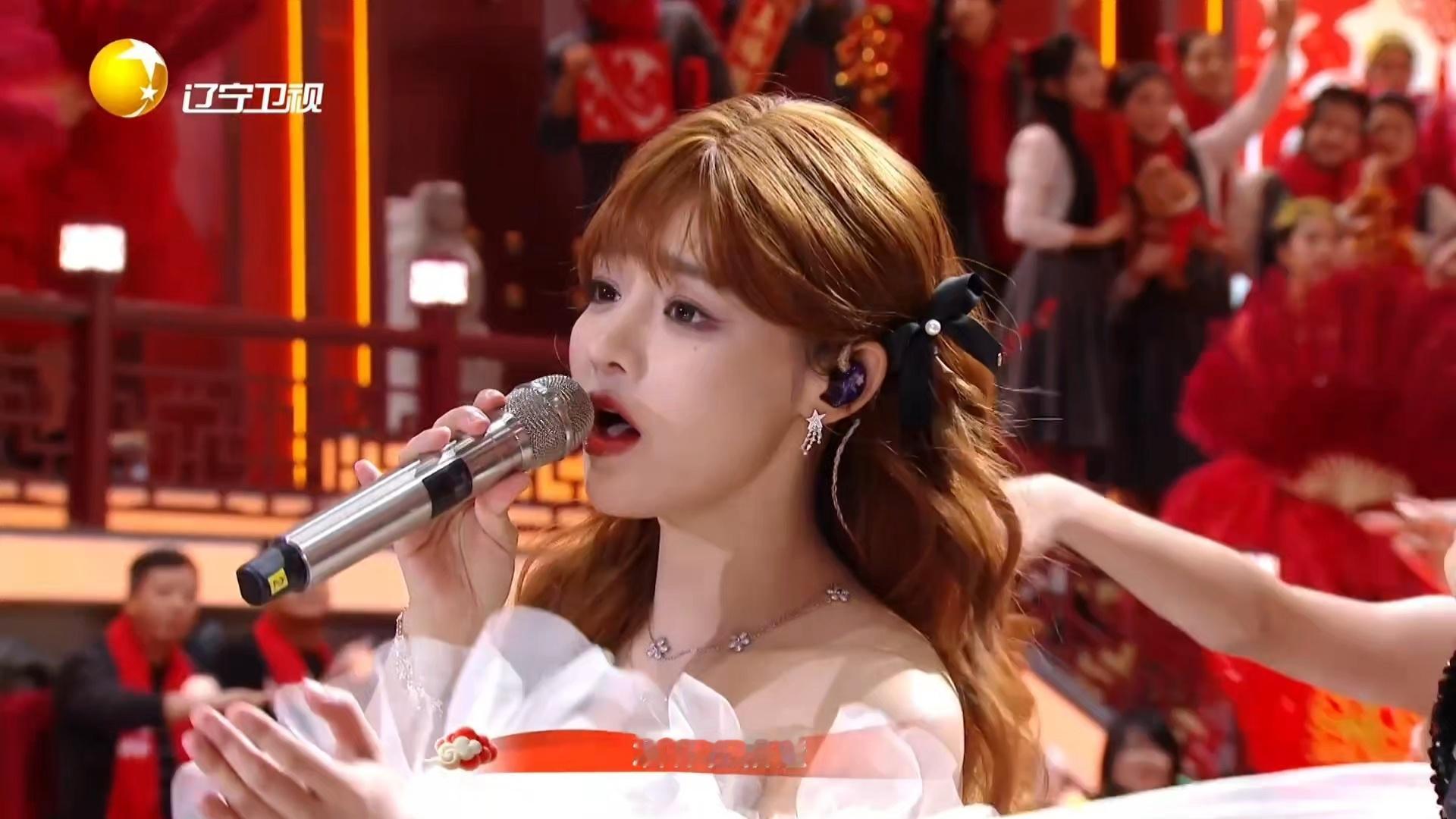 孙楠黄霄雲把今年的年味唱浓了神仙联动！一嗓定调，高音传情，《万家灯火共团圆》唱尽