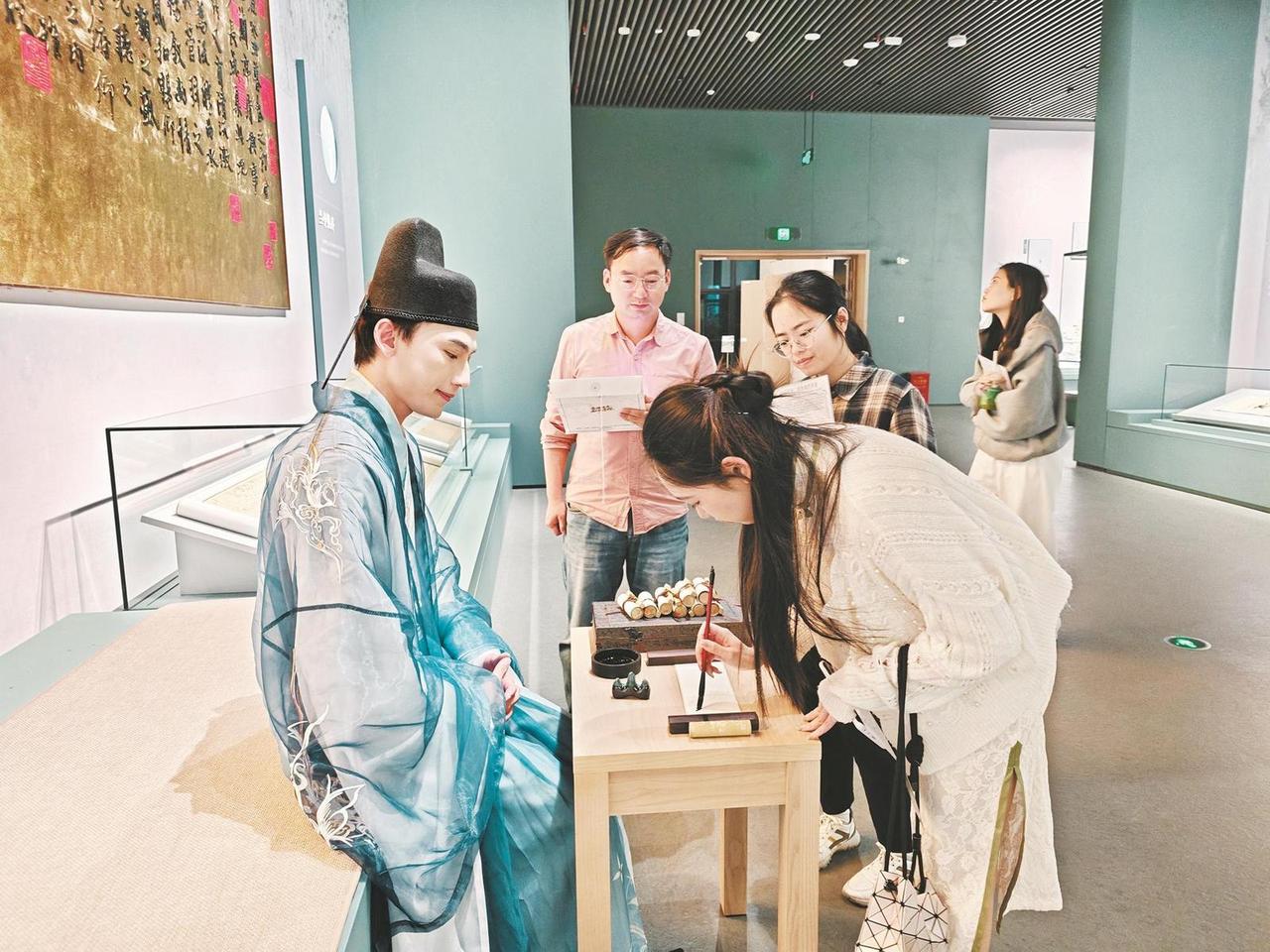 在博物馆里玩剧本游是什么体验?博物馆剧本游是边逛展、边解谜、边入戏的沉浸式体验。