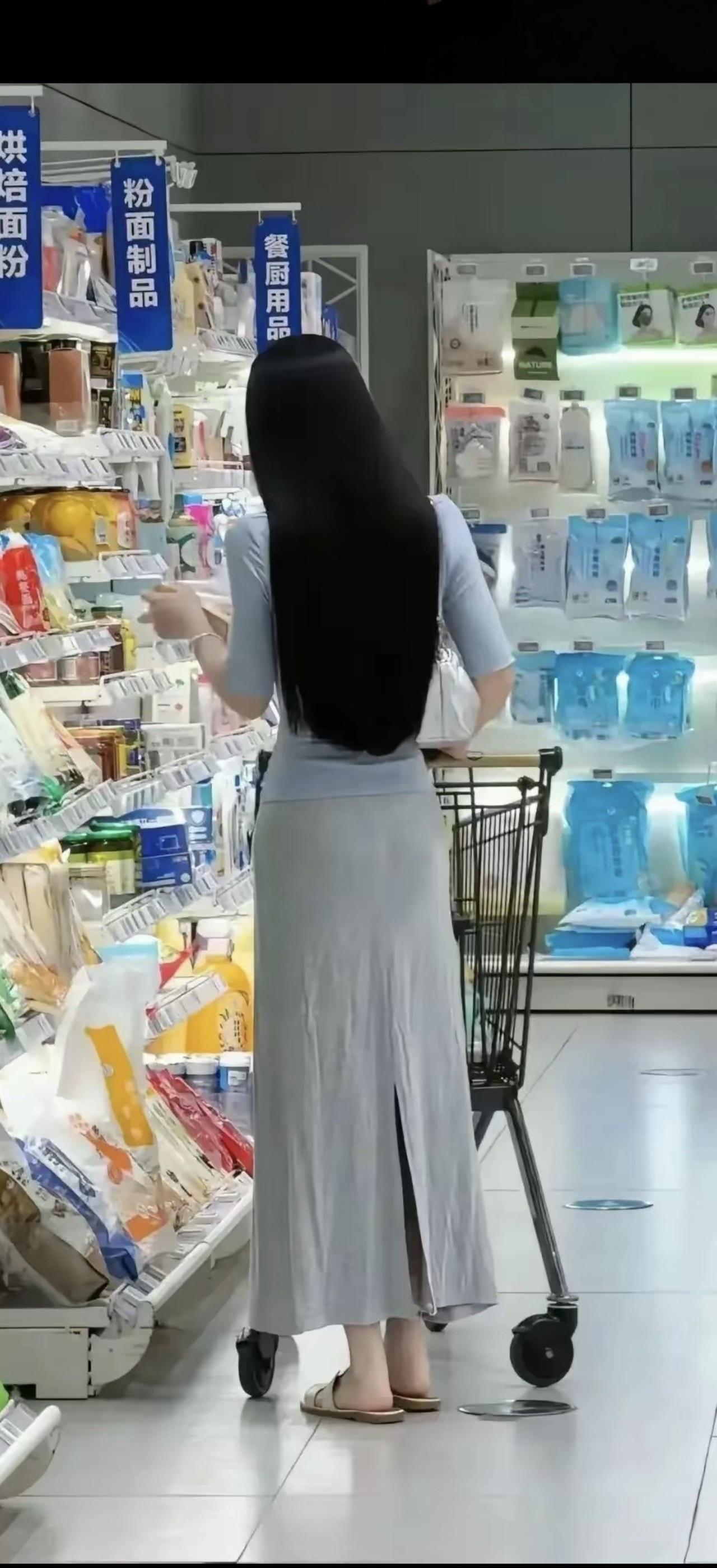粉面如霜，美人在旁。